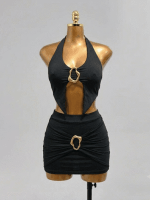 Conjunto Dos Piezas Negro: Top Halter Asimétrico y Minifalda con Aros Dorados